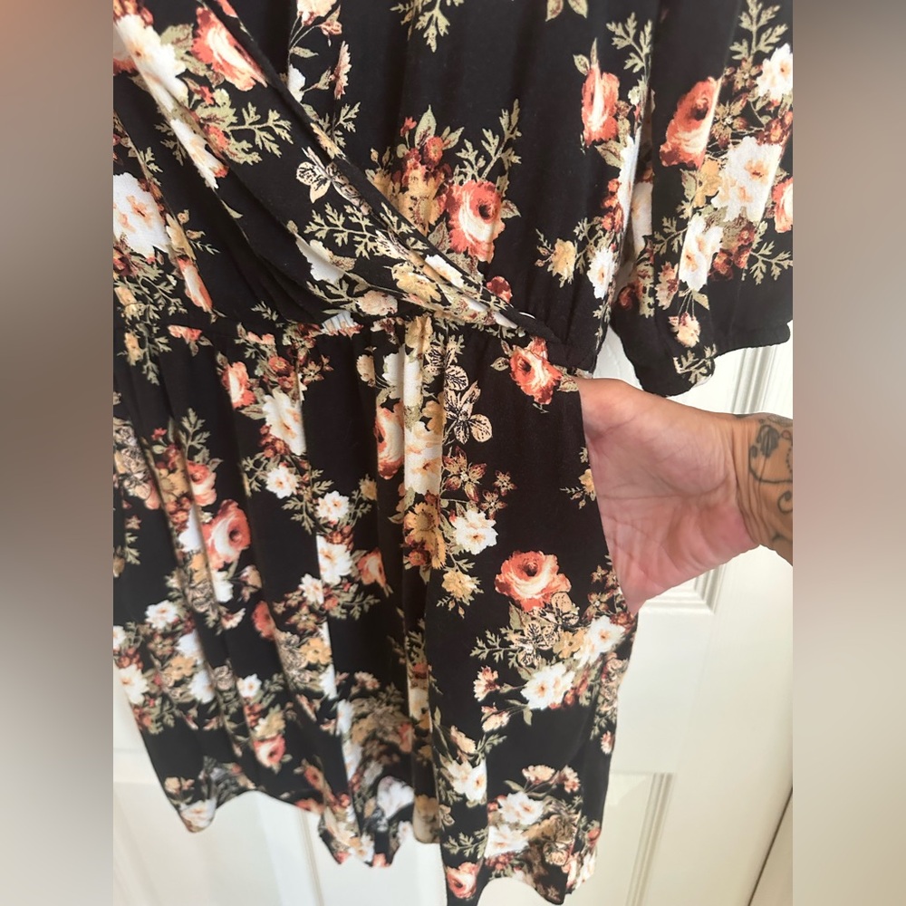 Deep V Floral Romper - Picture 5 of 8